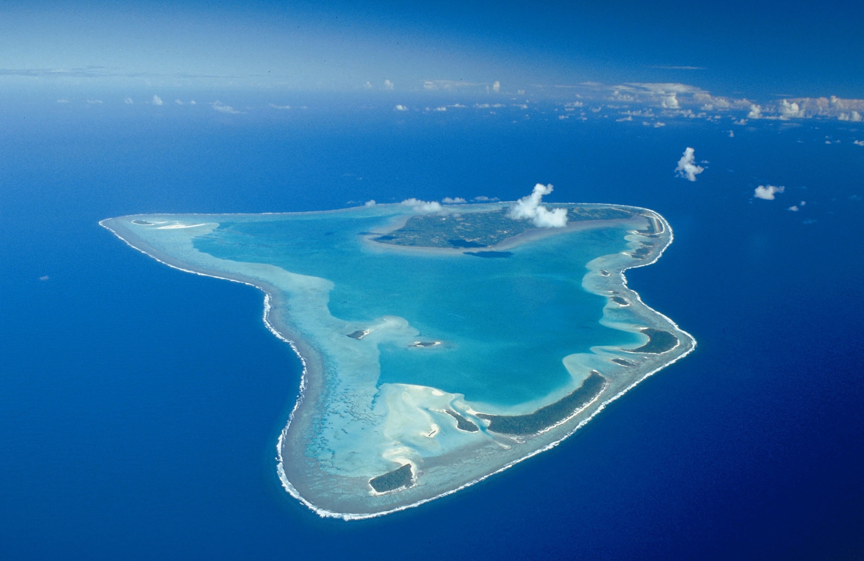 Запишите острова тихого океана. Атолл коралловый остров. Атолл Аитутаки острова. Аитутаки острова Кука. Атолл в тихом океане.